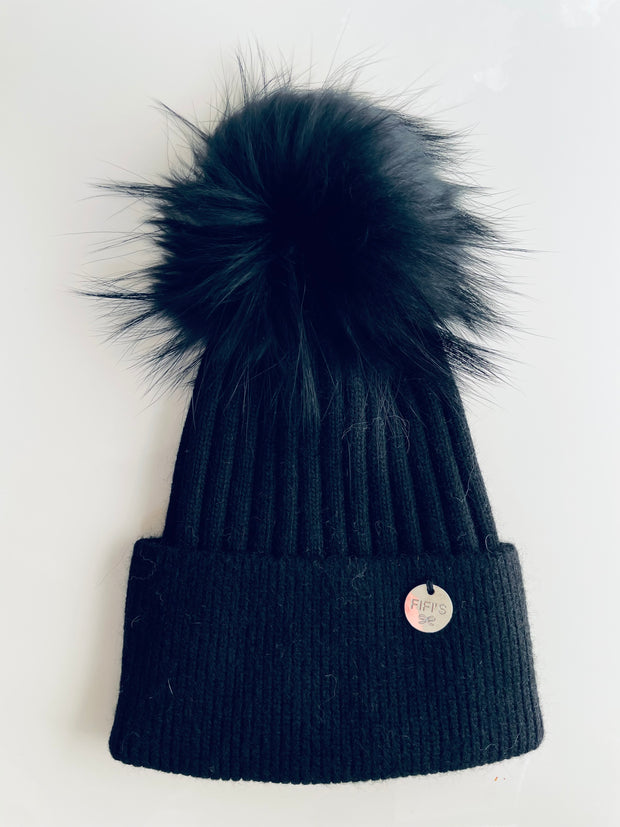 Cashmere single - Black with matching pom